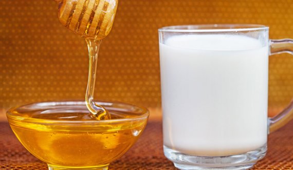 A e dini se qumështi i ngrohtë dhe mjalti ndalojnë kollën?