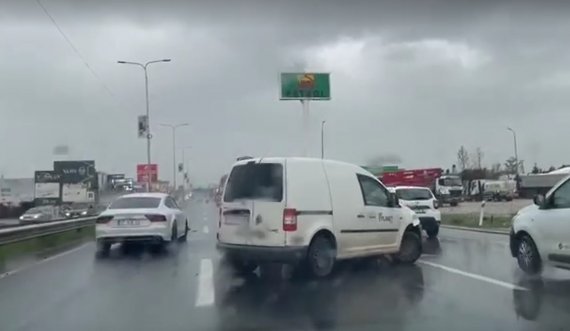 Tri vetura përfshihen në aksident rrugës për Lipjan