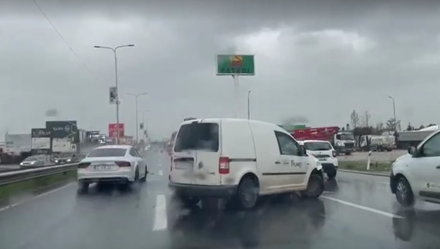 Tri vetura përfshihen në aksident rrugës për Lipjan