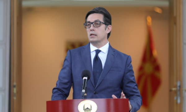 Presidenti i Maqedonisë së Veriut zbulon  detajet nga takimi me Vjosa Osmanin, tregon për çka biseduan