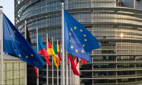 Parlamenti Evropian e miraton raportin për Kosovën, përmendet edhe ndërhyrja e “panevojshme” e politikës në gjyqësor