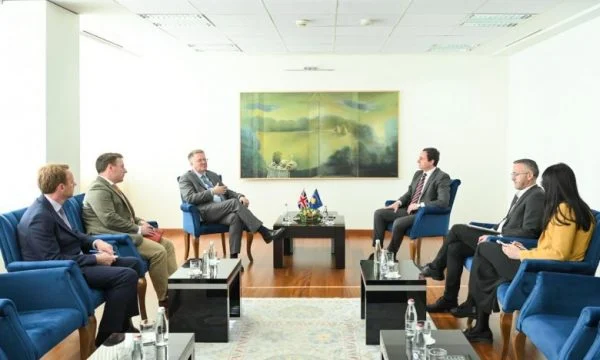 Takohen Kurti-Abbott flasin për takimin e 2 majit me Vuçiqin