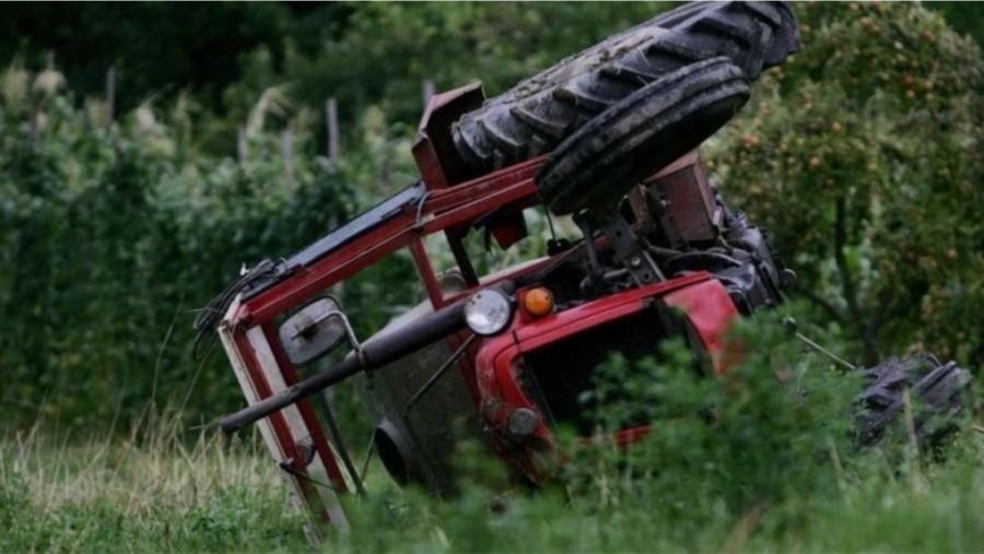 Përmbyset traktori, vdes 74 vjeçari në fshatin Dëshiran