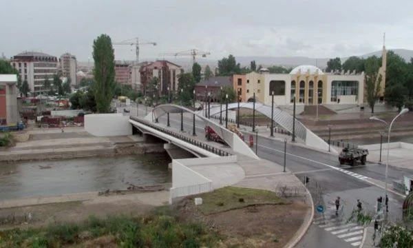 A duhet të hapet për qarkullim ura kryesore mbi Ibër në Mitrovicë?