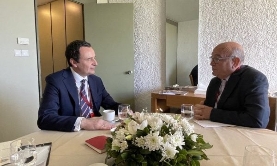 Kurti takohet me emisarin britanik, flasin për zbatimin e marrëveshjes së Ohrit