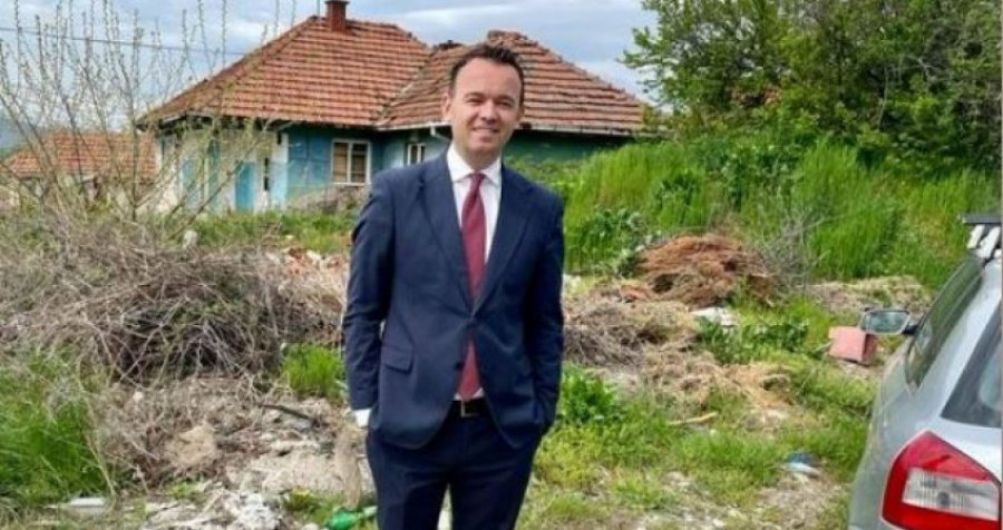 Peci shkon në Kroin e Vitakut në Mitrovicë, thotë se do ta rindërtojë shtëpinë që ia kishin djegur serbët