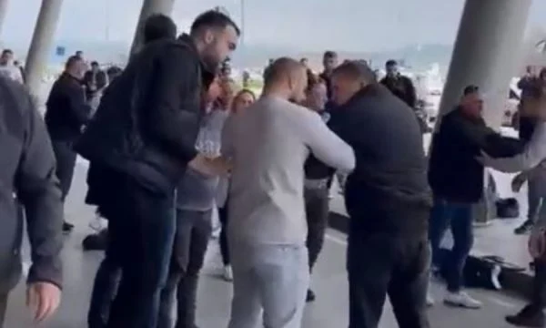 Pas rrahjes në aeroportin e Prishtinës shtatë persona shoqërohen në Polici