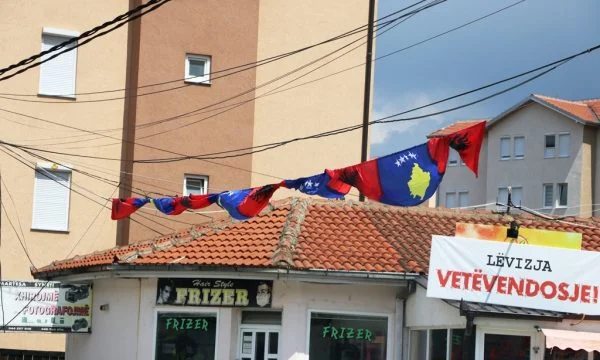 Nëpër rrugë dhe në stacionet e Policisë në veri vendosen flamuj
