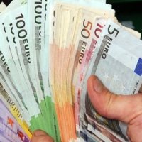 Thaçi del me premtim: Rrogat deri në fund të vitit 700 euro