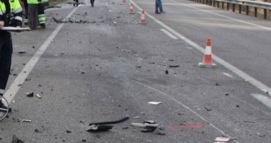 Aksident mes dy veturave dhe një motoçiklete në Prishtinë, ka të lënduar