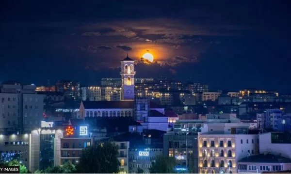 Superhëna nëpër botë, BBC shfaq edhe fotografinë nga Kosova