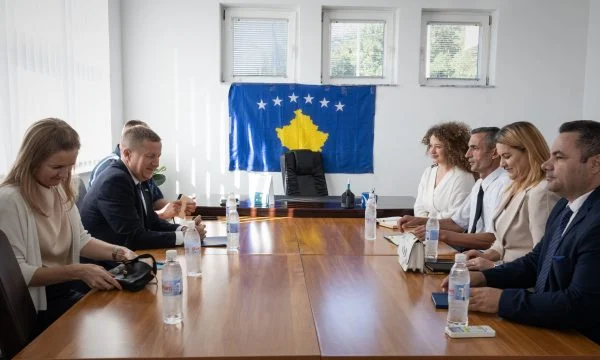 Për ta takuar kryetarin e Zveçanit shefi i zyrës së BE shkon në Lipë