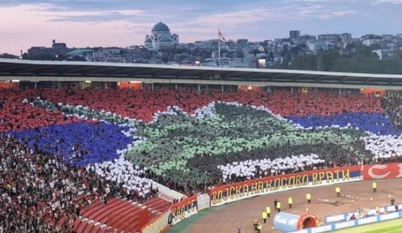 Vuçiq ishte prezent në ndeshjen ku shpaloset një flamur, ku i bëhej thirrje ushtrisë serbe të kthehet në Kosovë