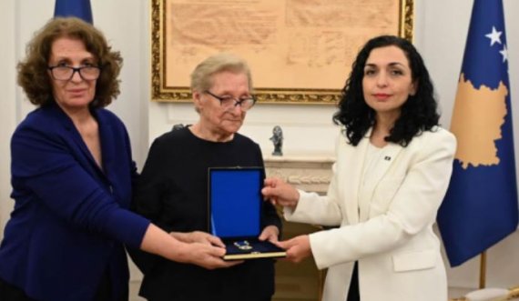 Regjisorin Bekim Lumi me medaljen 'Presidenciale të Meritave' e ka dekoruar presidentja Osmani
