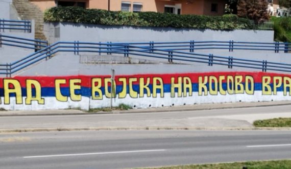 Në këtë vend shfaqet grafiti 'Kur ushtria të kthehet në Kosovë'