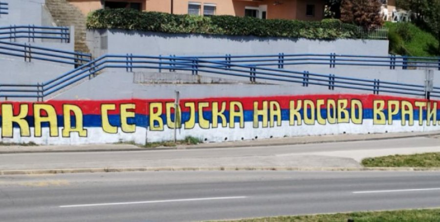 Në këtë vend shfaqet grafiti 'Kur ushtria të kthehet në Kosovë'