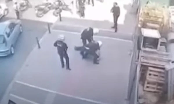Video/ momenti kur policia greke qëllon me armë shqiptarin