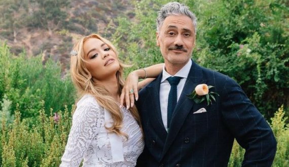 Rita Ora i propozoi të dashurit Taika Waititi për martesë