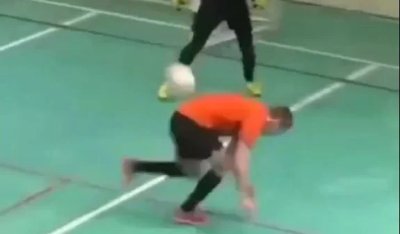 Ky është goli më komik që e keni parë ndonjëherë, futbollisti shënon edhe me… prapanicë!