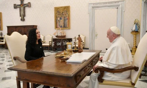 Papa Françesku paralajmëron një vizitë historike në Kosovë