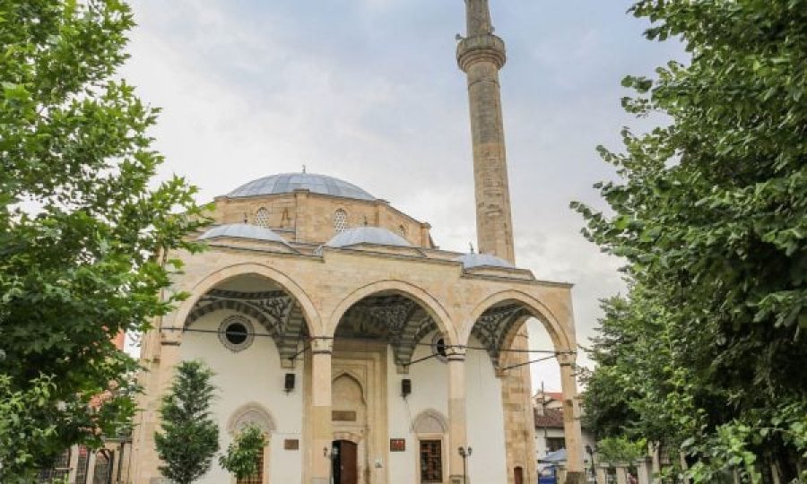 E trishtë: Vdes në moshë të re hoxha i njohur kosovar