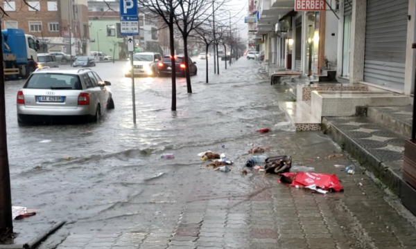 Shiu “pushton” Shqipërin, këto janë akset rrugore të bllokuara nga ujë në Vlorë