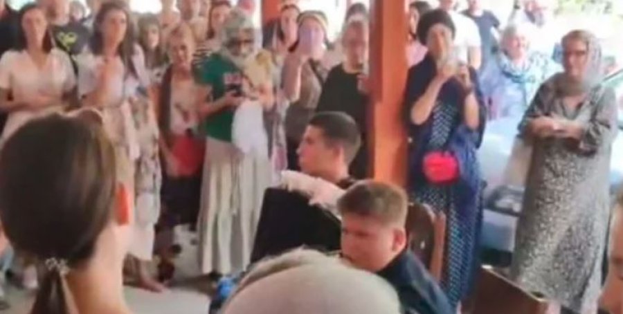 Serbët në manastir këndojnë këngë çetnike