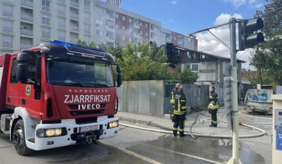 Zbardhen detaje për zjarrin që përfshiu shtëpinë afër oborrit QKUK-së: Reaguan fqinjët dhe  larguan fëmijët