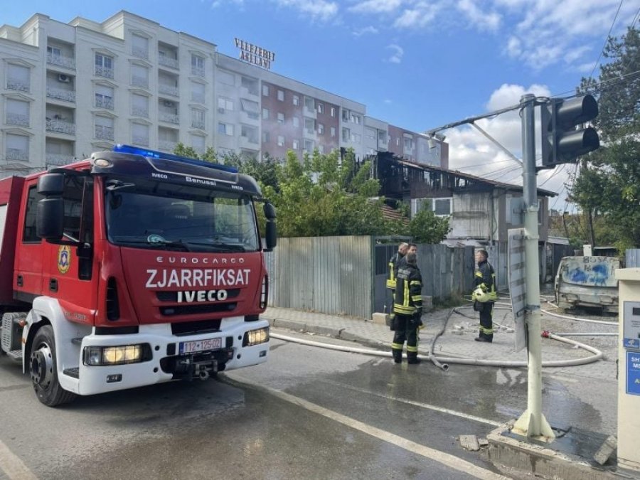 Zbardhen detaje për zjarrin që përfshiu shtëpinë afër oborrit QKUK-së: Reaguan fqinjët dhe  larguan fëmijët