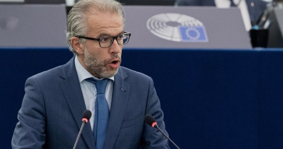 Eurodeputeti nga Holanda:  BE-ja t'i heq masat ndaj Kosovës në shtator