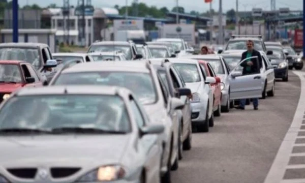 Pritje deri në 30 minuta te Dheu i Bardhë e Merdar për të hyrë në Kosovë