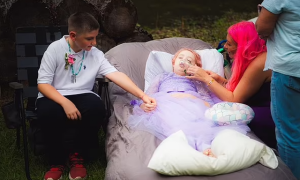 10-vjeçarja ‘martohet’ me të dashurin e fëmijërisë para se të ndahet nga jeta prej leuçemisë