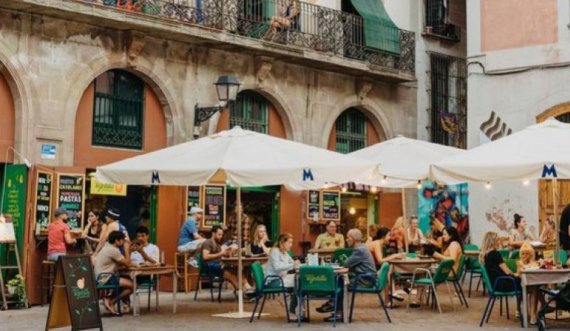 Ja pse restorantet në Barcelonë nuk po i lejojnë njerëzit të ulen vetëm në tavolinë