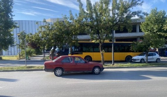 Aksident në Prishtinë – përfshihet autobusi, një kombi dhe një makinë