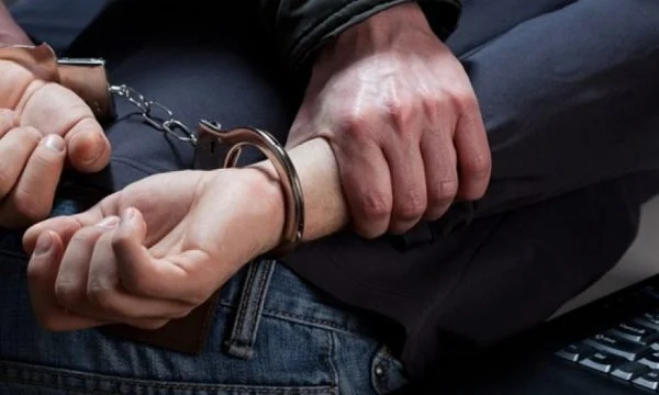 Prishtinë: Arrestohet një person, kanosi zyrtarët policor pas një aksidenti ku u përfshi djali i tij