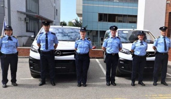 Policia e Kosovës pranon dy vetura donacion