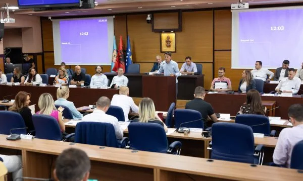 Ministria e Pushtetit Lokal thotë se kryesuesi i kuvendit të Prishtinës është Kupina e jo Bajqinovci