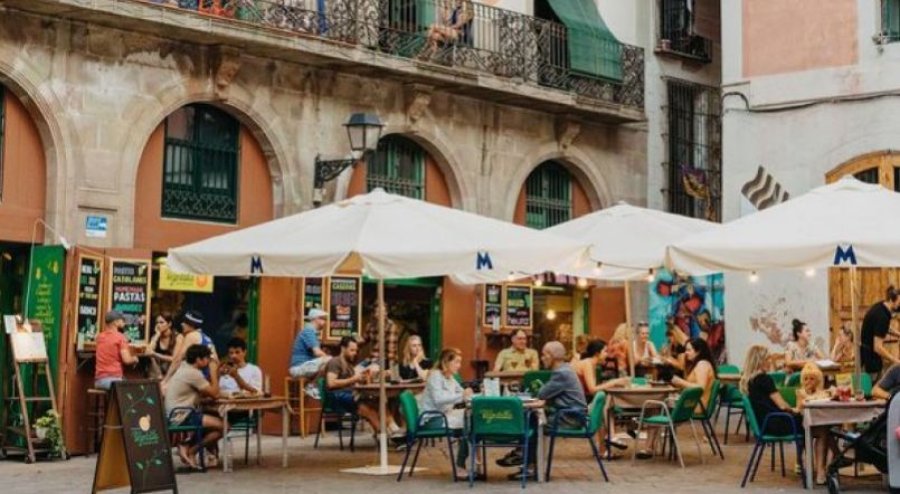 Ja pse restorantet në Barcelonë nuk po i lejojnë njerëzit të ulen vetëm në tavolinë
