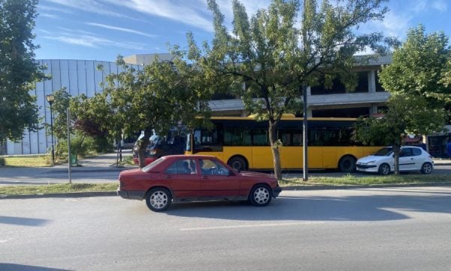 Aksident në Prishtinë – përfshihet autobusi, një kombi dhe një makinë