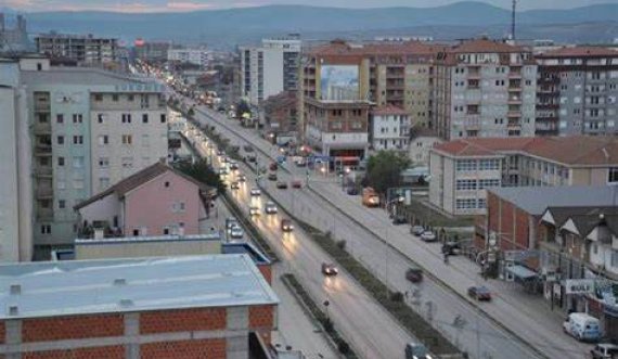 Inspektorët në Fushë Kosovë me aksion për lirimin e trotuareve nëpër rrugë
