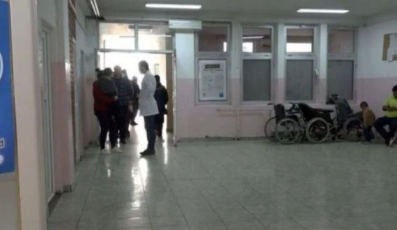 Arrestohet një grua në Suharekë pasi kapi mjeken për fyti