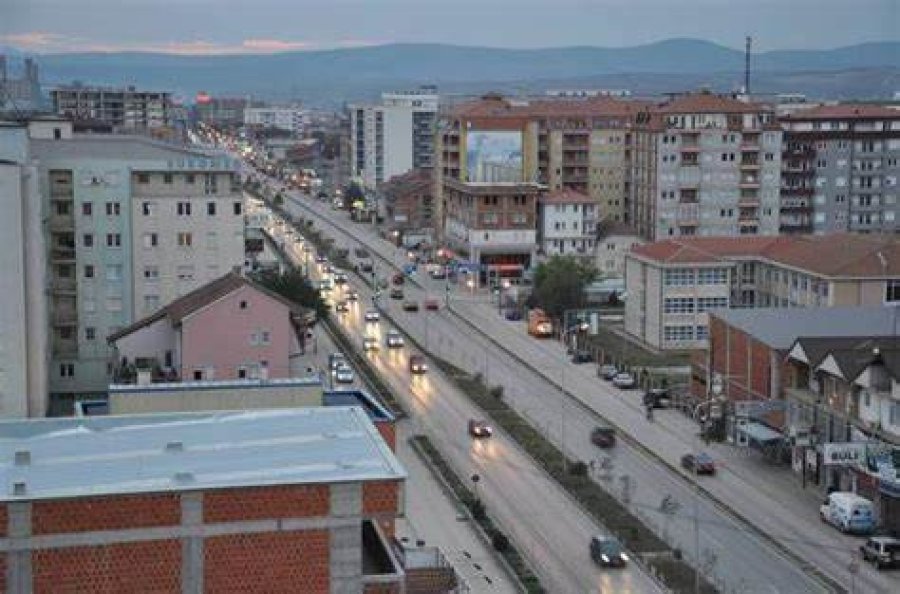 Inspektorët në Fushë Kosovë me aksion për lirimin e trotuareve nëpër rrugë