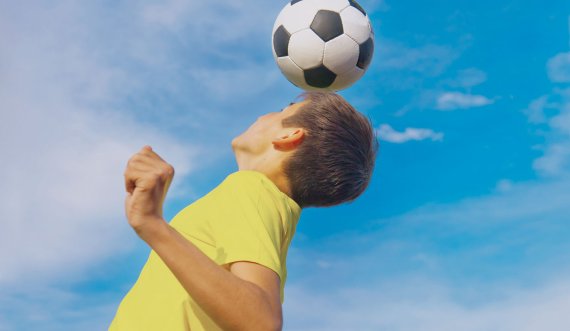 Ndalojani fëmijëve goditjen e topit me kokë