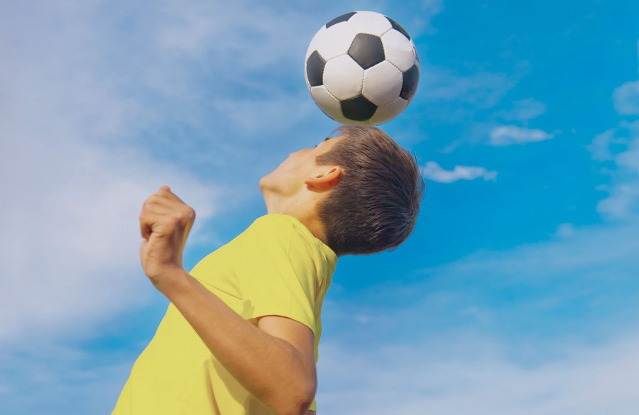 Ndalojani fëmijëve goditjen e topit me kokë
