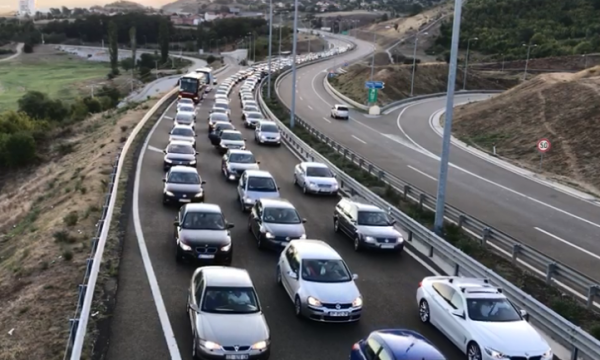 Bllokohet Rruga e Kombit, radhët kanë arritur deri në 10 km