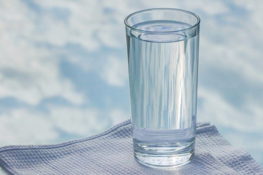 Për shëndet pini së paku 10 gota me ujë