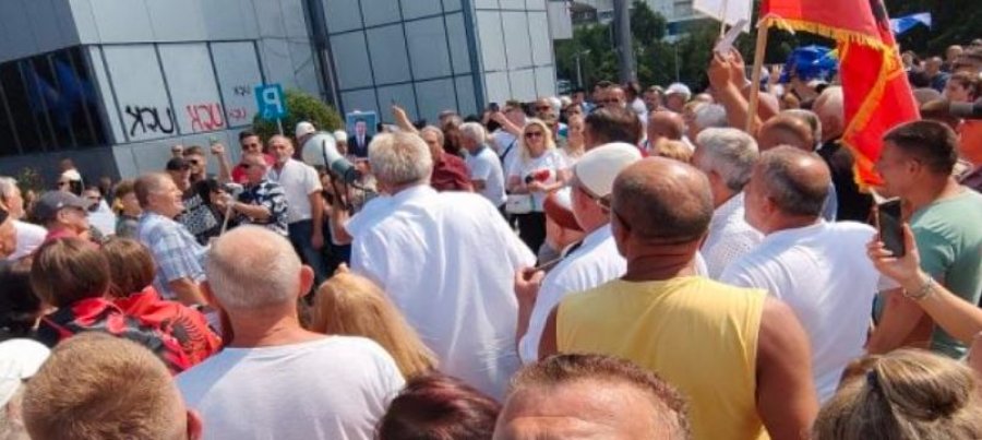 Protestë në kryeqytet: Të sillen para gjyqit të gjithë analistët që janë kundër shtetit