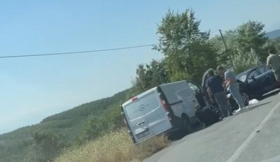 Aksident mes një kombi dhe një veturë në këtë vend të Kosovës