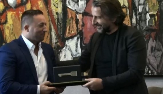 Rama ia dhuron Mehajt “Çelësin e Qytetit”