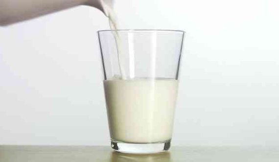 Dieta me qumësht dhe çaj të gjelbër, pastroni organizmin dhe humbni në peshë